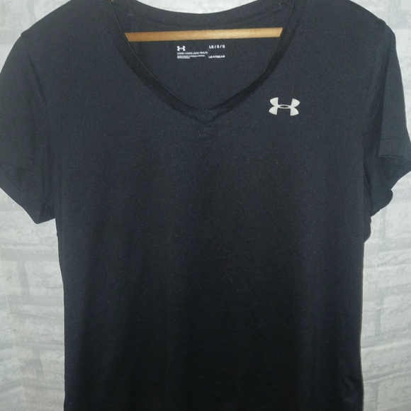 Under Armour Heatgear short sleeve v-neck t-shirt. Size L - Picture 3 of 6